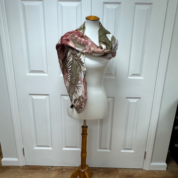 Jim Thompson Luxury Floral Print Silk Square Scarf - Size 44" x 44" -NEW in Bag. - Picture 1 of 15